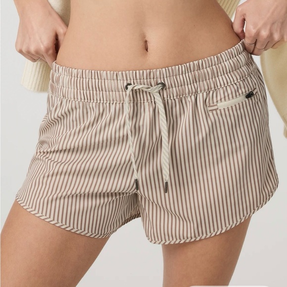 Vuori Pants - Vuori clementine 2.0 shorts 4” in cove stripe hickory color